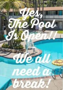 圣地亚哥基恩斯旅馆的读到我们的标志 游泳池开放 我们需要吃