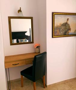 奥布佐尔Beach Apartment的一张桌子,带镜子和椅子