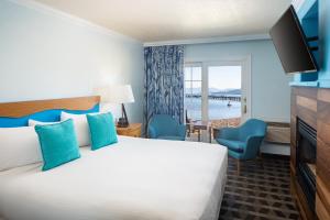 南太浩湖Beach Retreat & Lodge at Tahoe的酒店客房配有一张床,享有水景
