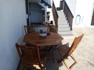 Vila NovaVivenda Areias的庭院设有木桌和椅子,设有楼梯