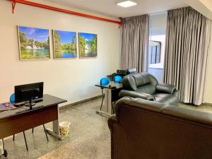 巴雷拉斯Principe Hotel的带沙发和电视的客厅