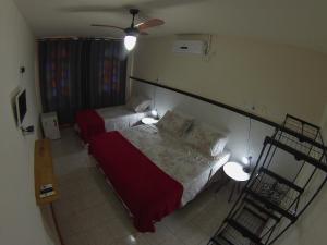 伦索伊斯Pousada da Villa的一间卧室配有两张床和吊扇
