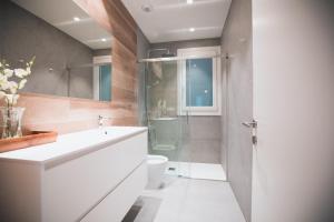 圣塞瓦斯蒂安Liberty Suites by Santiago with AC的浴室配有白色水槽和卫生间。