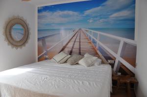 拉奥利瓦Exclusive Stars view Experience的一张位于一个有码头画的房间的床铺