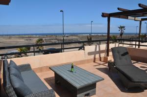 拉奥利瓦Exclusive Stars view Experience的一个带桌椅的庭院和海滩