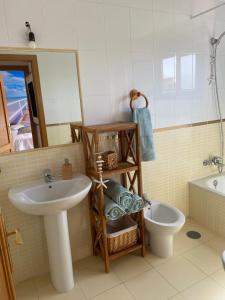 拉奥利瓦Exclusive Stars view Experience的一间带水槽、卫生间和镜子的浴室
