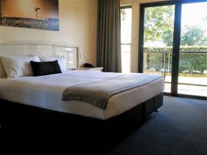 多尔比柯伯斯汽车旅馆的一间卧室设有一张大床和一个大窗户