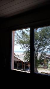 因贝Beira mar Mariluz的窗户享有海滩美景。