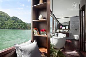 下龙湾Orchid Classic Cruise的带浴缸的浴室,享有水景