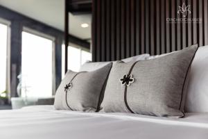 下龙湾Orchid Classic Cruise的一张带枕头的白色床
