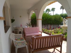 圣卡洛斯拉腊皮塔Villa Montsià的庭院设有长凳和桌椅。
