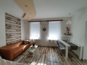 凯奇凯梅特Cozy apartment in the heart of Kecskemet的客厅配有沙发和桌子