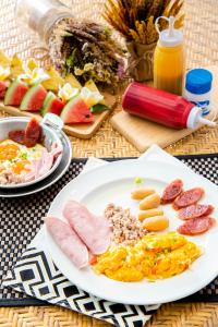 沙美岛维玛沙美度假酒店的桌上的早餐食品和水果