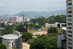 福州福建阳光假日大酒店的享有拥有建筑和公园的城市美景