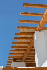 卡拉法蒂斯M-Vibes Mykonos Suites的建筑顶部的木屋顶