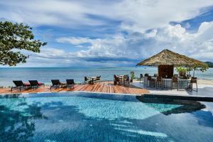 拉迈Rocky's Boutique Resort - Veranda Collection Samui - SHA Extra Plus的一个带桌椅的海洋游泳池