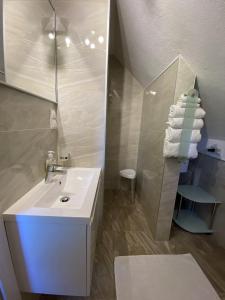 FerndorfFewo Martiner的白色的浴室设有水槽和淋浴。