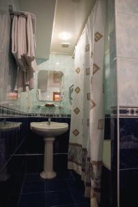 
阿卡德米且斯卡亚酒店的一间浴室
