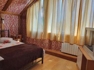 涅温诺梅斯克Hotel Economy Classa Edelweiss的一间卧室配有床和带窗帘的窗户