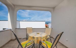 科里米诺Apartment Rudika的阳台配有桌椅和屏风