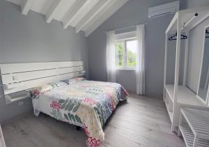 桑提亚纳德玛Villa Rosa的一间卧室设有一张床和一个窗口