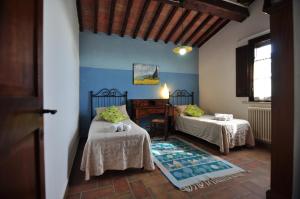 波吉邦西莱尼勒斯度假屋的一间卧室设有两张床、一张桌子和一个窗口