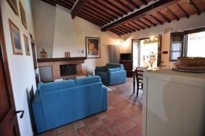 波吉邦西莱尼勒斯度假屋的客厅配有蓝色的家具和壁炉