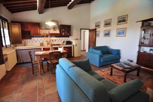 波吉邦西莱尼勒斯度假屋的客厅配有蓝色的沙发和桌子