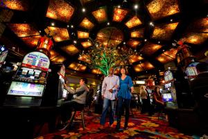 Tuolumne黑橡树赌场度假酒店的一群人站在赌场里