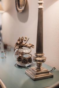 瓦莱塔奥斯本酒店的桌子上一盏灯和一个花瓶