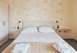 佩科霍里阿蒙花园酒店的卧室配有一张墙上鸟床