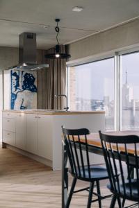 鲁汶De Hoorn的厨房配有两把椅子、一张桌子和一个柜台