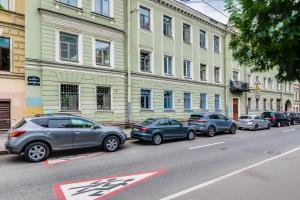圣彼得堡Dzambula 17的停在街道边的一排汽车