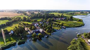 WilhelmshofFeriendomizil Wohltat的河流中小岛屿的空中景观