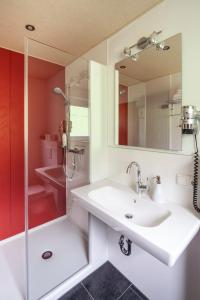 比尔塞贝格加尼碧姬酒店的一间带水槽和淋浴的浴室
