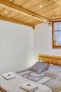 梅塔比耶Appartement privatif type chalet cosy et calme的一间卧室配有带毛巾的床