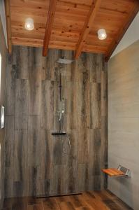 UrzelinaAzorenhaus am Atlantik - Family House的带淋浴的浴室(带木制天花板)