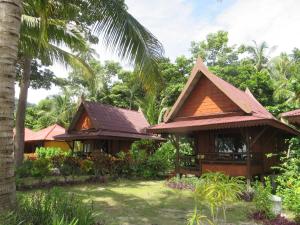 利邦岛Le Dugong Libong Resort的棕榈树度假村的一排别墅