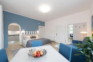 沃尔特湖畔佩莎赫Villa Bella Vista - Apartment Blue的酒店客房,配有一张床和一张桌子,还有一碗水果
