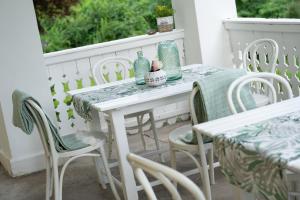 沃尔特湖畔佩莎赫Villa Bella Vista - Apartment Blue的门廊上的白色桌椅