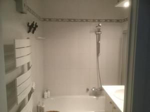 尼乌波特Apartment Casino的白色的浴室设有浴缸和水槽。