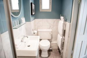 海斯廷斯Moore House的浴室配有白色卫生间和盥洗盆。