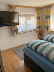 伊姆斯特Landhaus Viktoria的一间卧室配有两张床和一台平面电视