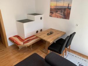 伊姆斯特Landhaus Viktoria的客厅配有木桌和椅子