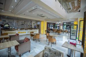 丹吉尔Appart Hotel Rania的一间带桌椅的餐厅和一间自助餐厅