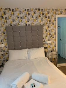 艾恩布里奇马尔豪斯旅馆的卧室配有一张大白色的床和大床头板