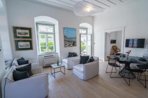 伊兹拉Livin Hydra Private Collection Suite 3的客厅配有白色家具和桌子