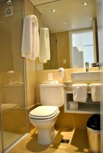 埃斯特角城卡斯蒂利亚酒店的浴室配有卫生间、淋浴和盥洗盆。