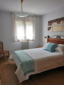 贝纳斯克CASA MARCOS的一间卧室设有一张大床和一个窗户。