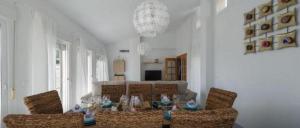 阿尔姆尼卡Villa gaviota的一间带桌子和两把椅子的用餐室